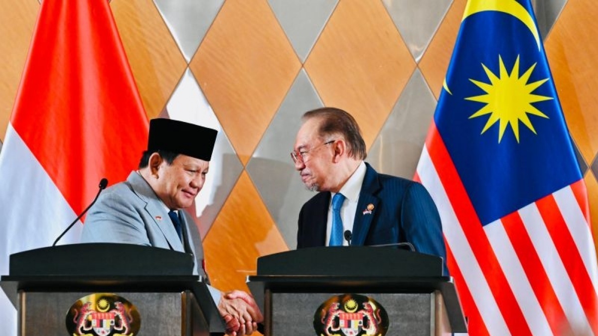 Bahas Imbas Tarif Trump ke ASEAN, Begini 'Bisik-bisik' Anwar Ibrahim ke Prabowo di Malaysia
