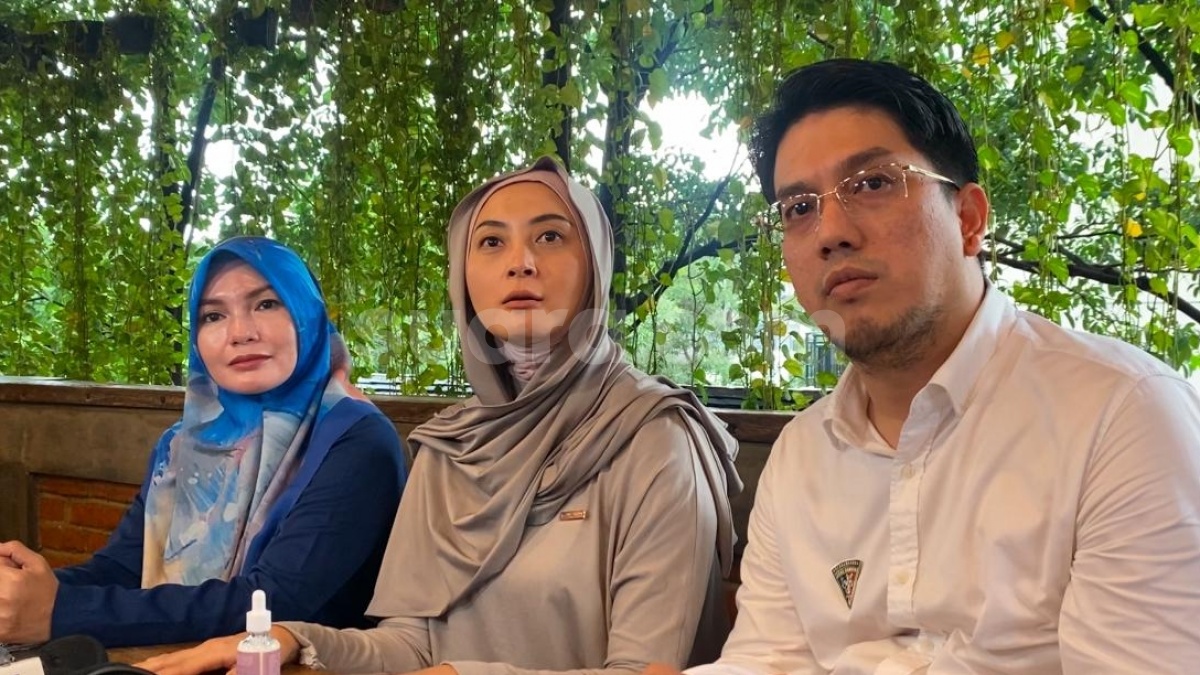 Della Puspita dan Suami Jadi Korban Dugaan Penipuan Travel Umrah, Alami Kerugian Ratusan Juta Rupiah