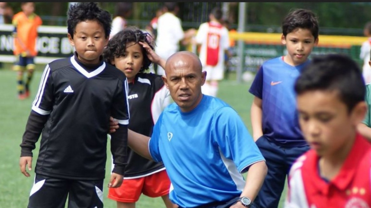 Simon Tahamata ke Media Belanda: Ini Halaman Gelap yang Lebih Baik Ditinggalkan