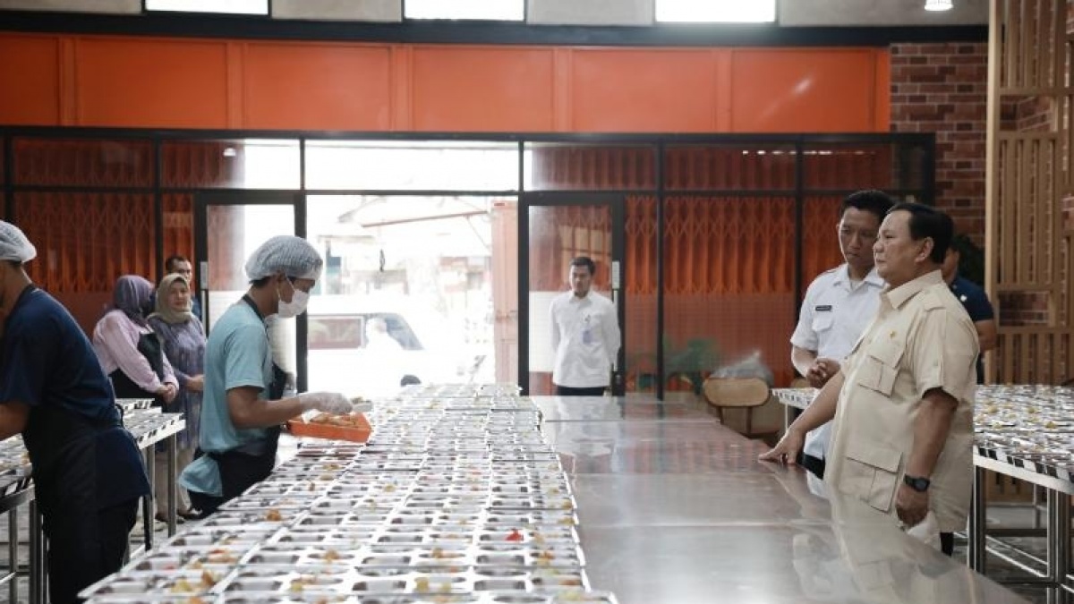 Usai Cek Program MBG di Sekolah, Prabowo Lanjut Tinjau Dapur Umum: Assalamualaikum....