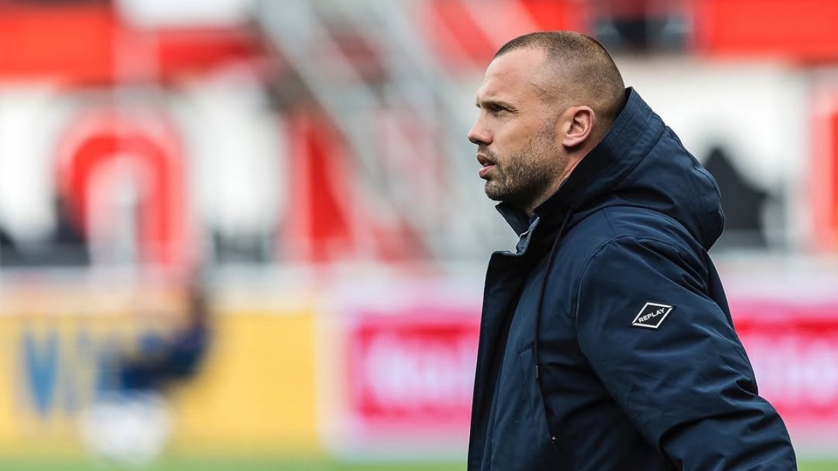 Bedah Rapor Mengerikan John Heitinga: 426 Laga, 8 Trofi, dan Final Piala Dunia
