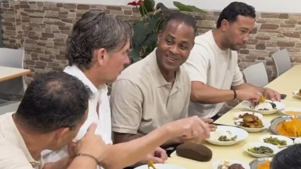 Ubur-ubur Ikan Lele, Patrick Kluivert Cs Lahap Makan Nasi Padang Le