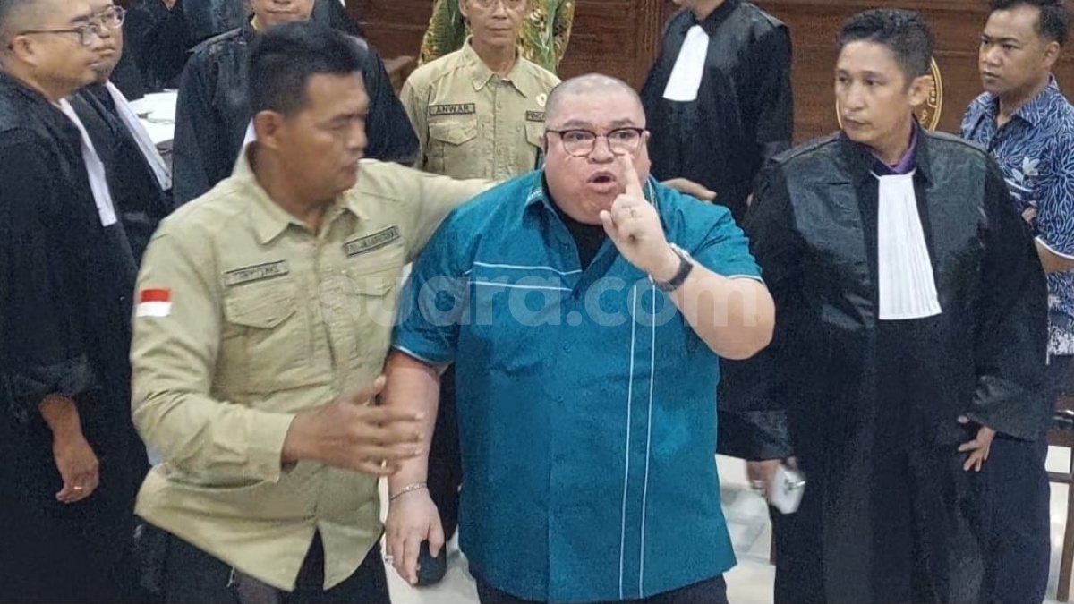 Bukan Mau Tonjok, Razman Hampiri Hotman Paris di Ruang Sidang Cuma Mau Berbisik
