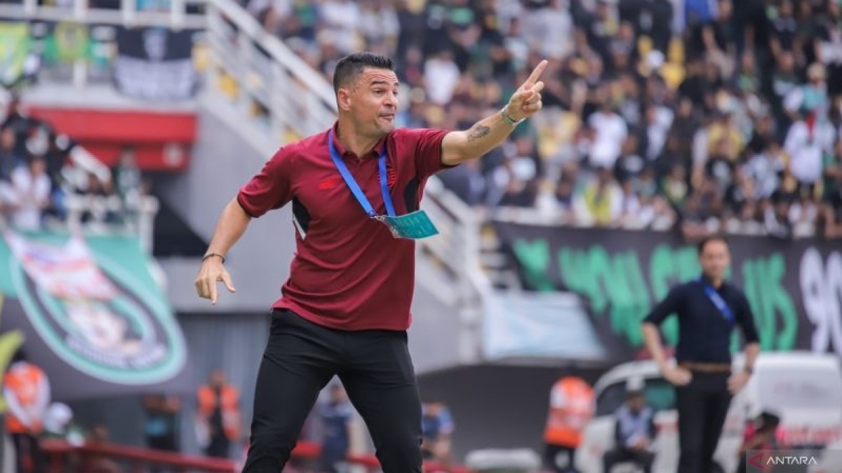 Nonton Laga Persita, Carlos Pena Gantikan Fabio Lefundes Musim Depan?