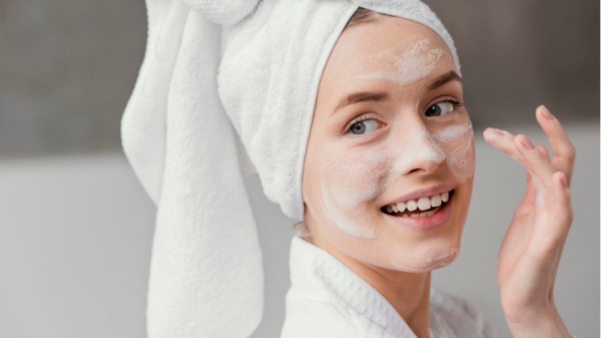 Perlukah Memakai Cleanser Low pH? Ini 5 Rekomendasi Produknya yang Lembut dan Menenangkan