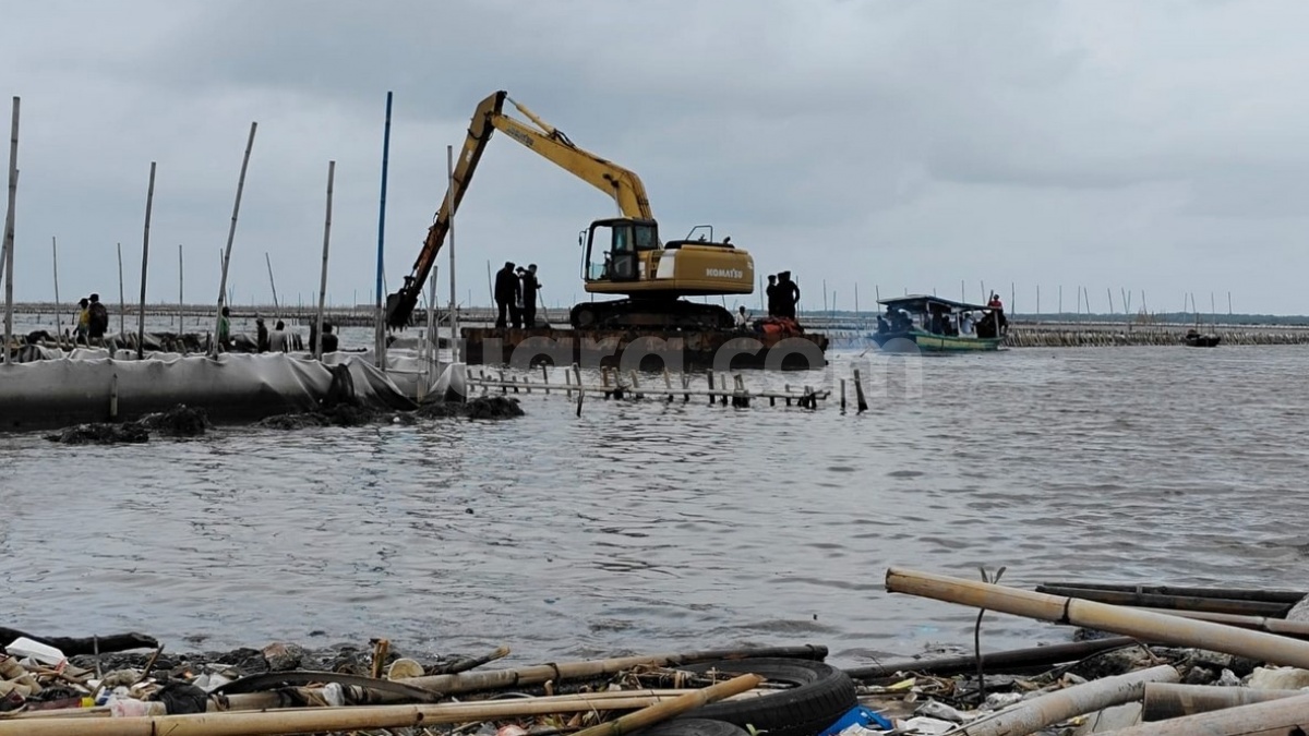 CEK FAKTA: Pagar Laut dari Bambu Diganti Beton