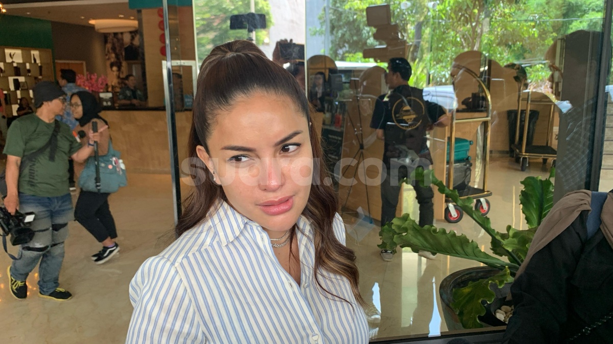 Nikita Mirzani Jengkel Vadel Badjideh Malah Cengengesan Saat Dihadirkan Polisi Sebagai Tersangka