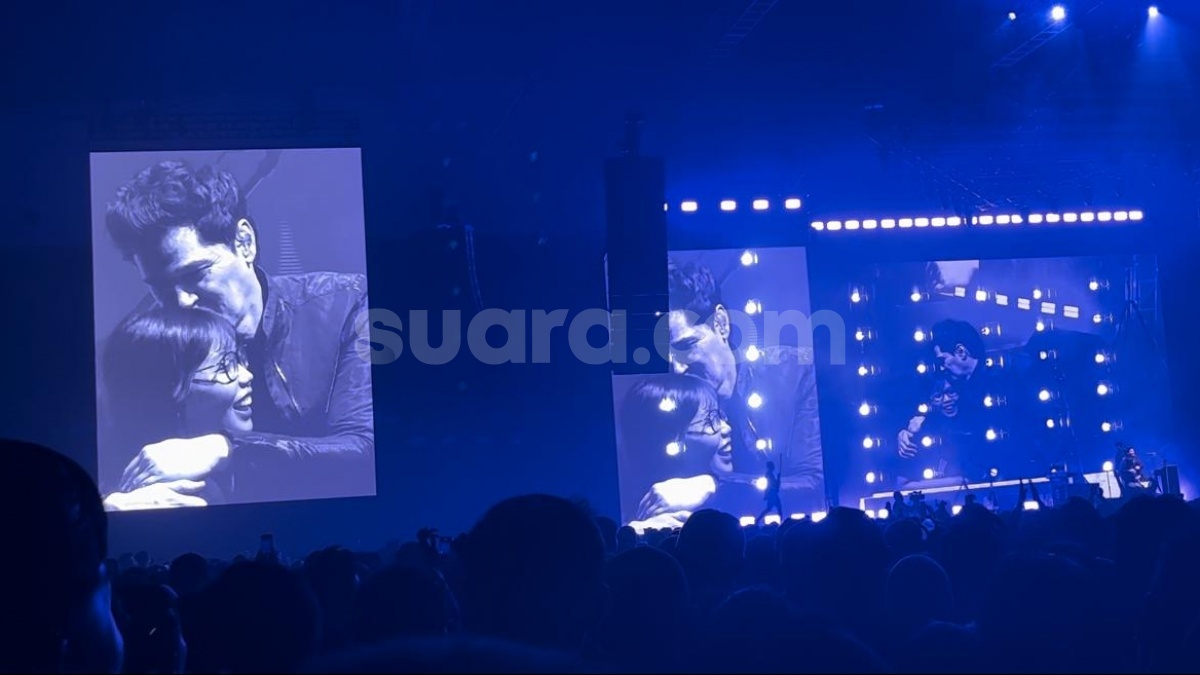 Tinggalkan Suami di Momen Valentine, Leni Dapat Kecupan dari Vokalis The Script di Konser