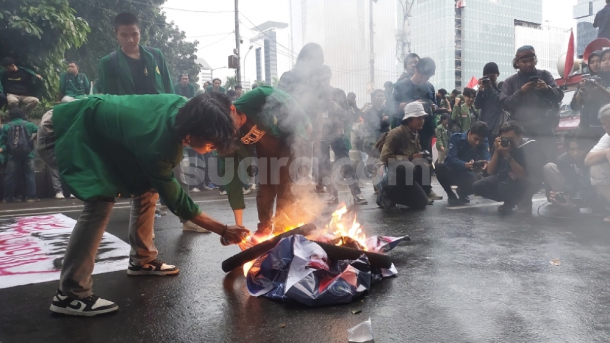 Aksi 'Indonesia Gelap' Memanas, Mahasiswa Bakar Ban dan Poster hingga Lepas Almamater: Ini Bentuk Kemarahan Kita
