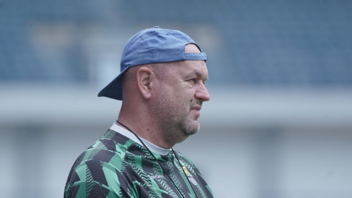 Bojan Hodak Merendah Jelang Lawan PSS Sleman