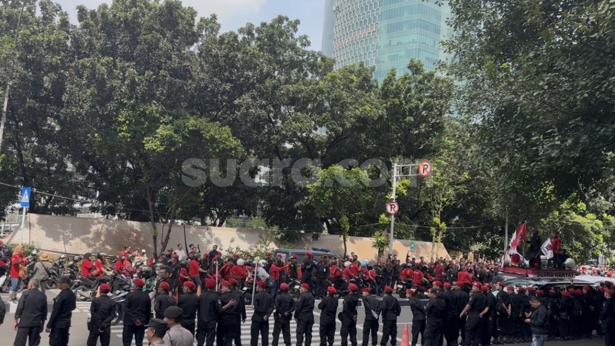 Massa Berseragam PDIP Kawal Pemeriksaan Hasto di KPK: Kenapa Cuma PDI Perjungan yang Diobok-obok?