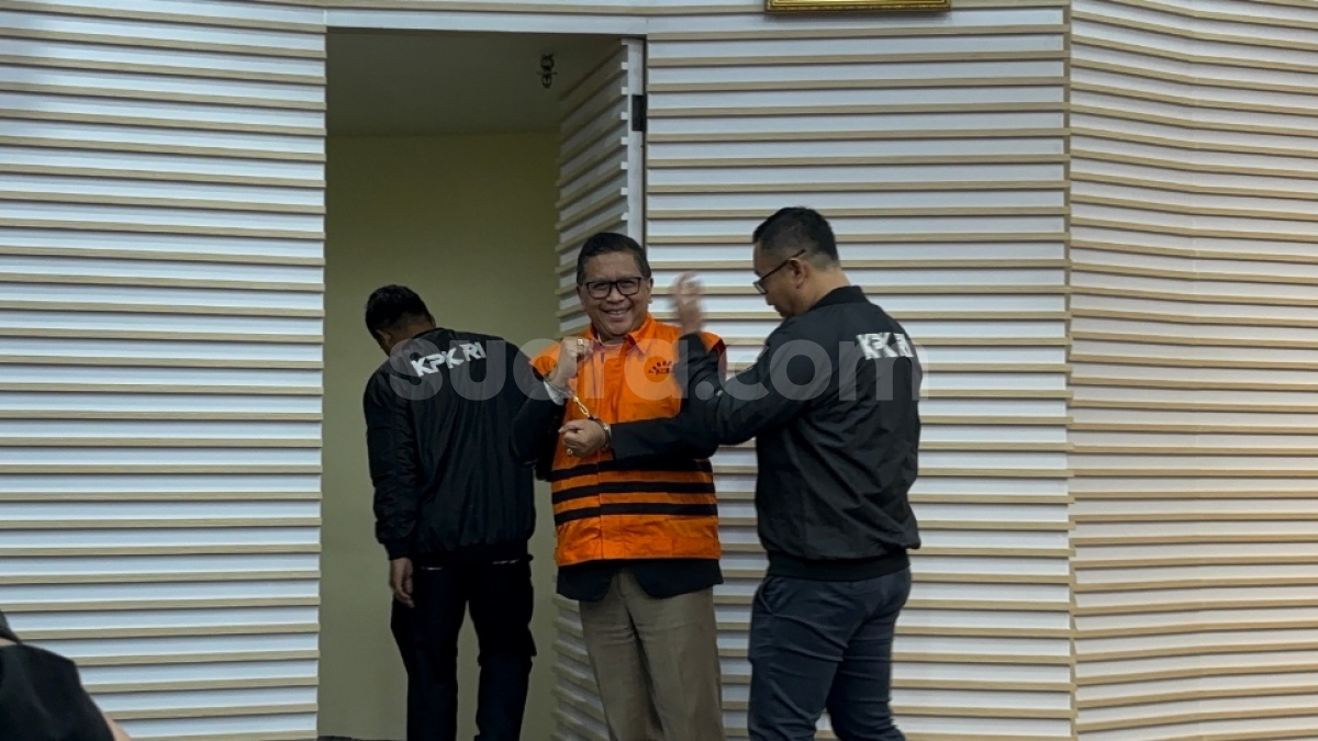 Resmi Ditahan KPK, Tangan Hasto Mengepal Lalu Pekik 'Merdeka'