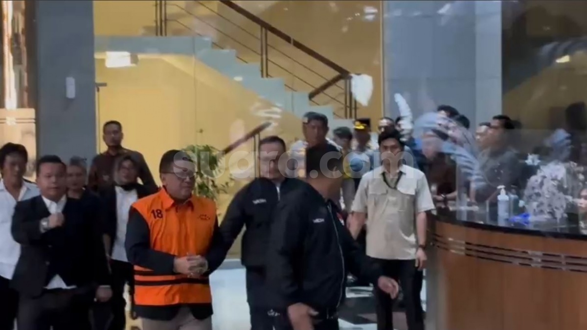 Momen Hasto Ditahan KPK: Tangan Diborgol, Pakai Rompi Orange
