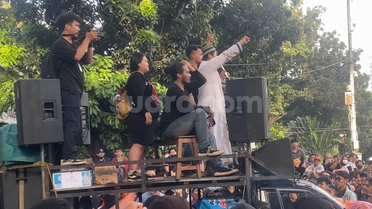 Bacakan Pancasila, Badru Selebgram Difabel Ikut Demo Indonesia Gelap di Patung Kuda