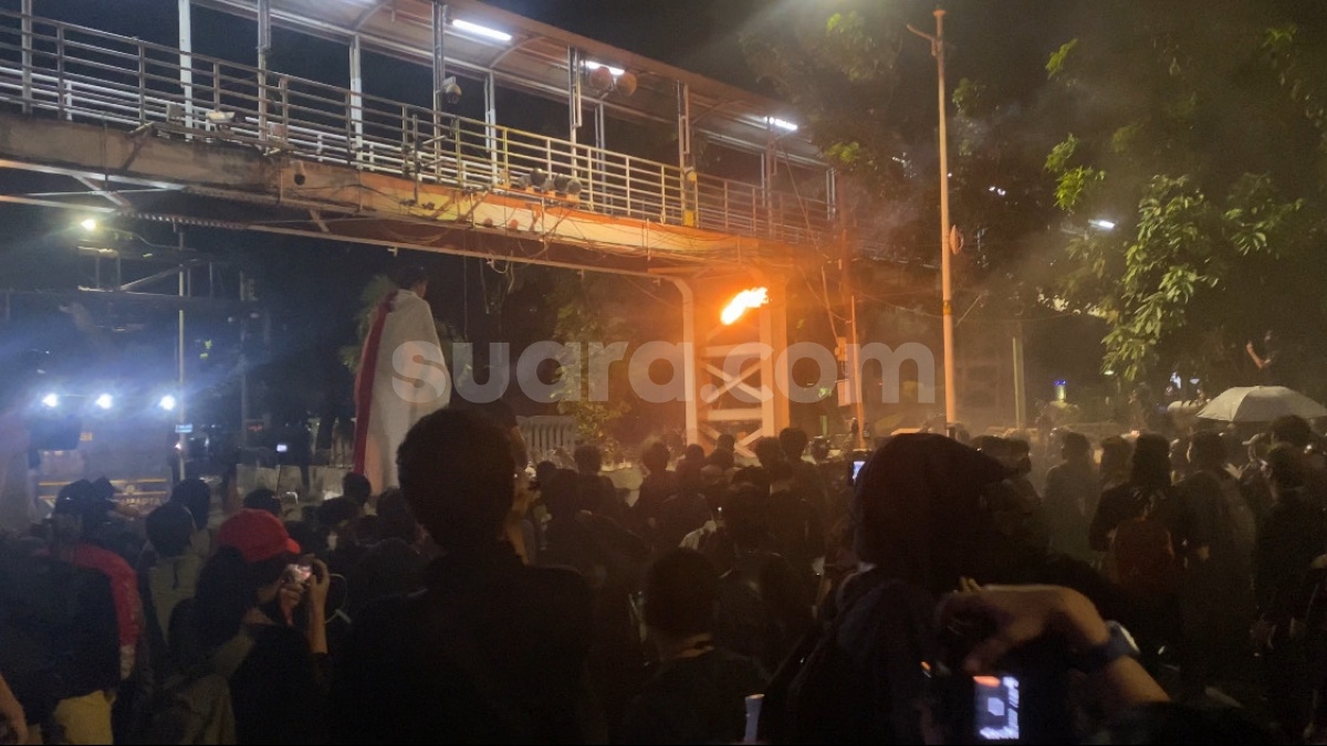 Cara Menyelamatkan Diri dari Serangan Bom Molotov di Tengah Aksi Massa