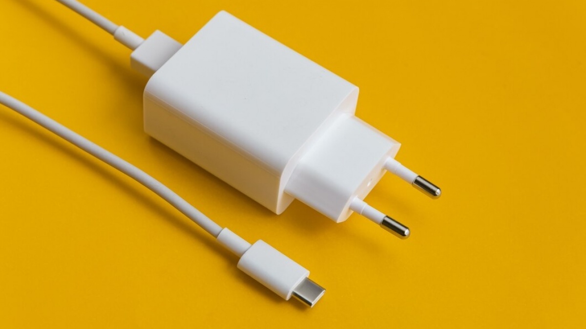 Apakah Aman Membiarkan Charger HP Tertancap di Stop Kontak Terus Menerus?