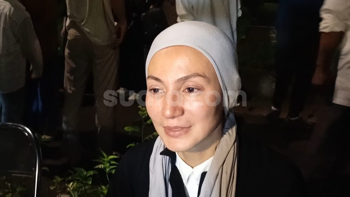 Tangis dan Suara Serak Wanda Hamidah Iringi Pemakaman Ayahnya