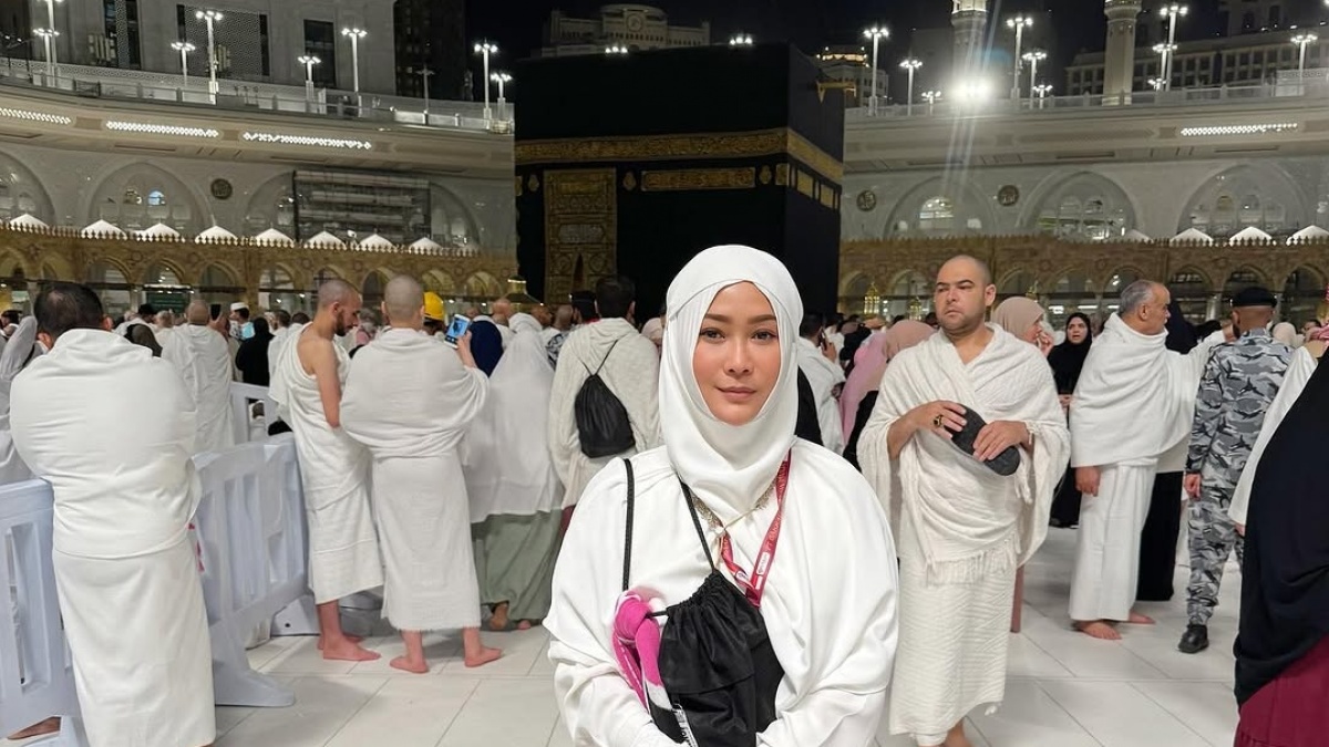Sampai Berkaca-kaca, Detik-Detik Inul Daratista Berhasil Cium Kabah