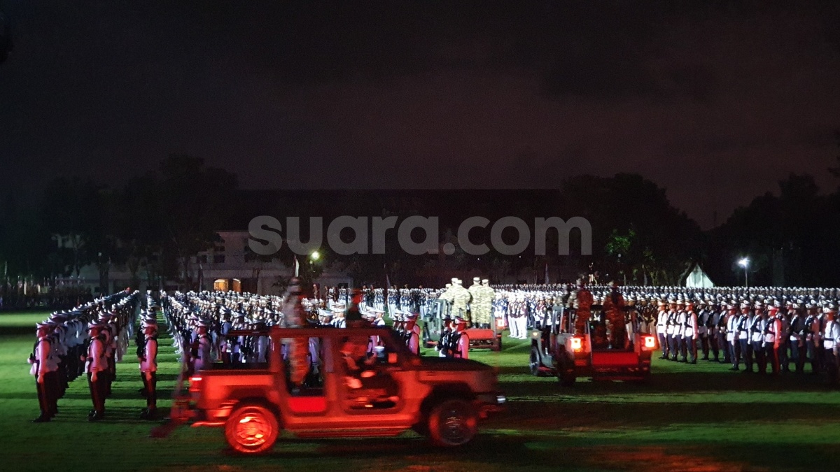 Prabowo, SBY, dan Jokowi Satu Mobil di Tengah Hujan, Saksikan Parade Senja Akmil