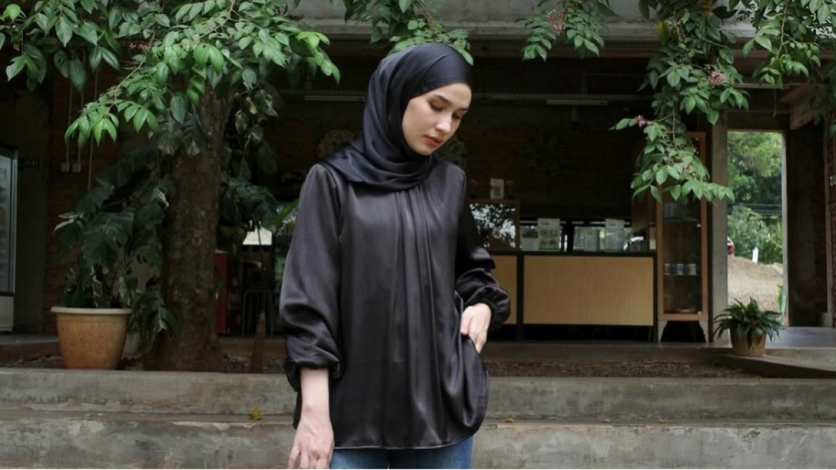 Baju Hitam, Hijab Apa yang Cocok? Panduan Lengkap Padu Padan Warna