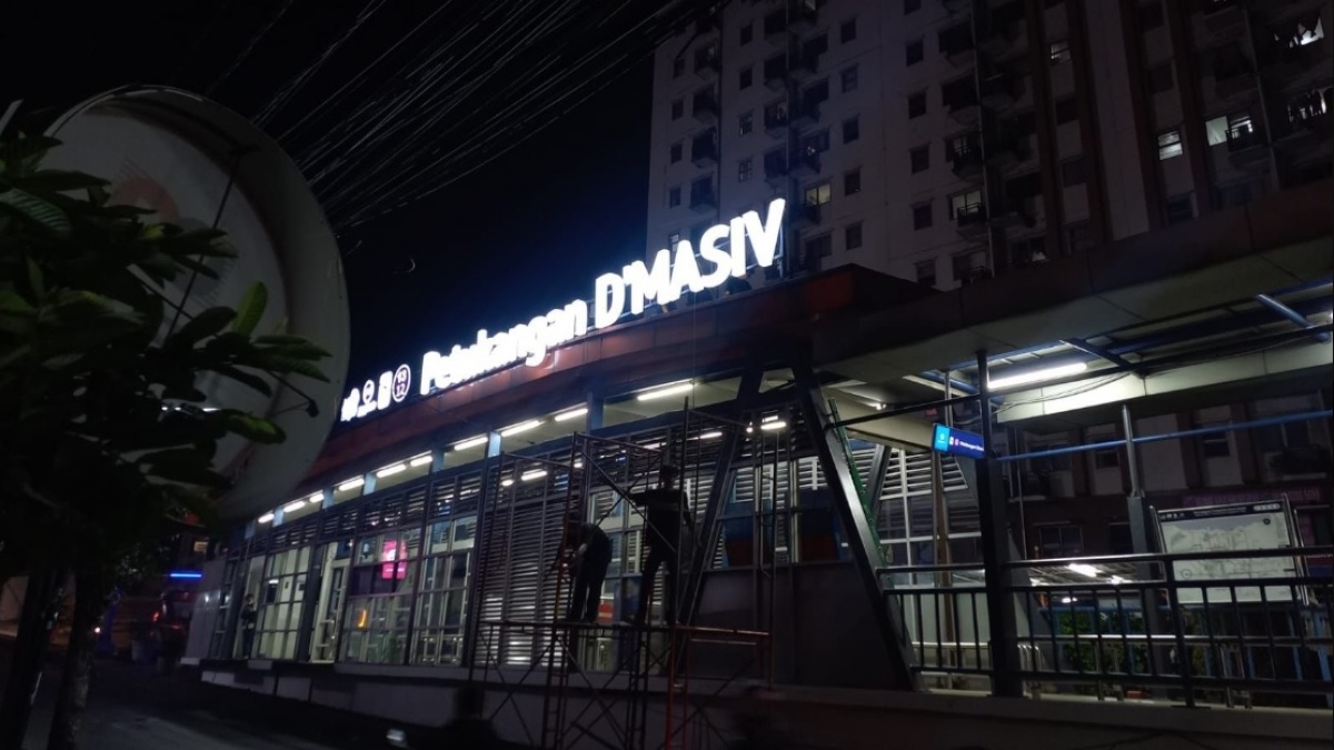 Berapa Harga Naming Rights Halte TransJakarta? Nama Band D'Masiv Terpampang di Halte Petukangan