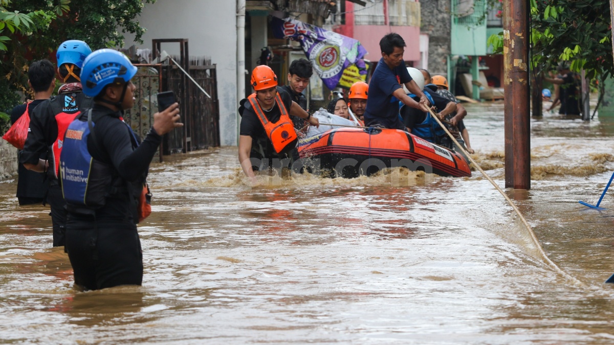Hujan Deras Jumat Sore, Warga Pela Mampang Dikepung Banjir, Ketinggian Air Ada yang Mencapai 60 Cm