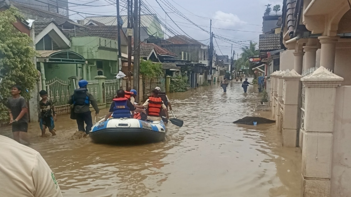 Polisi Sebut Basarnas Masih Lakukan Pencarian Terhadap Hanyutnya Seorang Bocah saat Banjir di Tebet