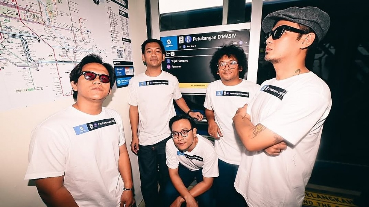 Ganjilnya Sablonan Kaos D'Masiv saat Resmikan Halte Petukangan, Sampai Di-notice Ilustrator