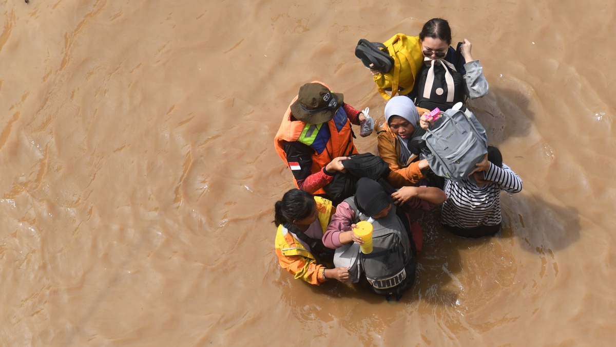 Update Banjir Jakarta: Ratusan Warga Jaktim Terusir dari Rumah, Pengungsian Penuh Sesak
