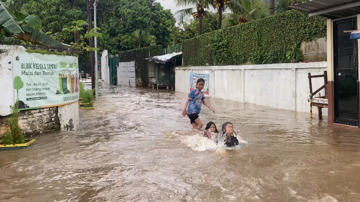 Banjir Jadi Wahana Hiburan Dadakan Bocah Jakarta: Enakan Berenang di Sini, Gratis