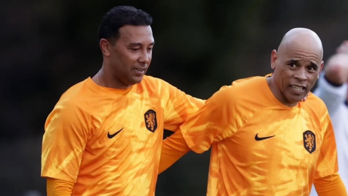 Denny Landzaat: Menurut Saya Lebih Dibutuhkan Sepak Bola Belanda