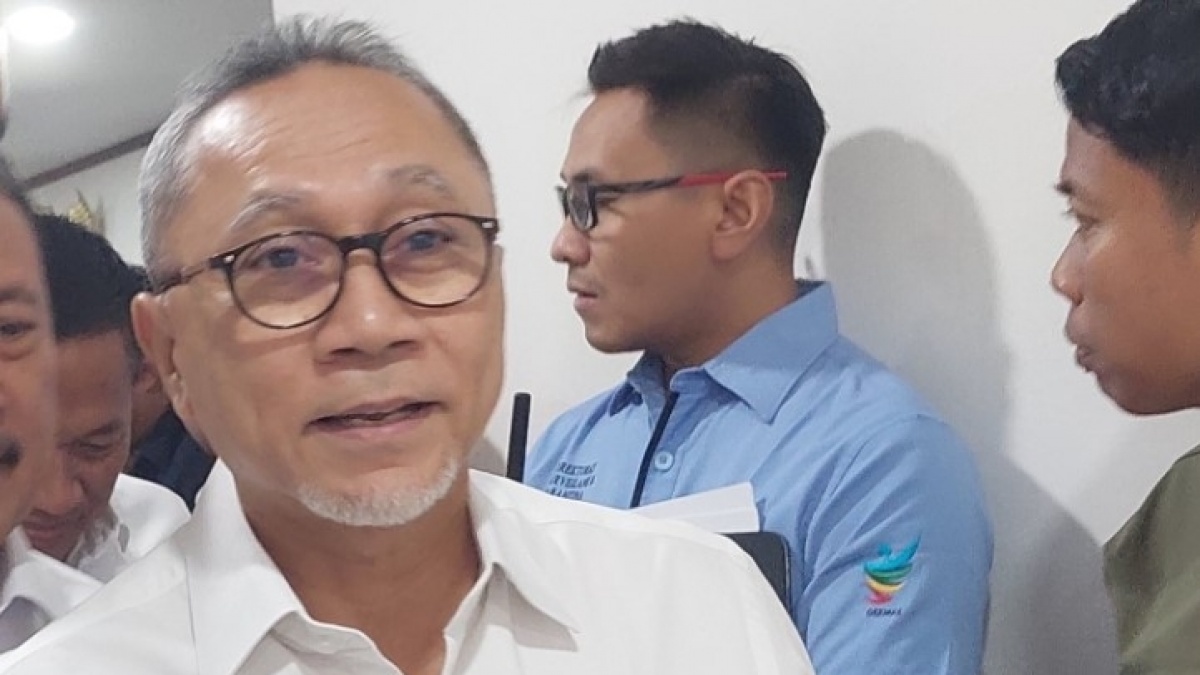 Zulhas Nongkrong di Warkop: Bagi Dua Mie Instan dengan Pengemudi Ojol