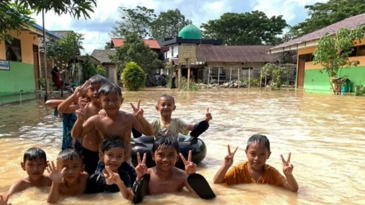 Kaki Aman Bebas Banjir: Tips Pilih Alas Kaki Anti Cedera dan Penyakit Kulit!