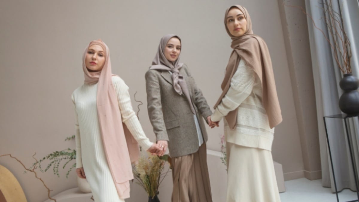 Pakai Baju Lebaran yang Mana? Tips Memilih Tunik, Gamis, atau Sarimbit yang Cocok untuk Kamu