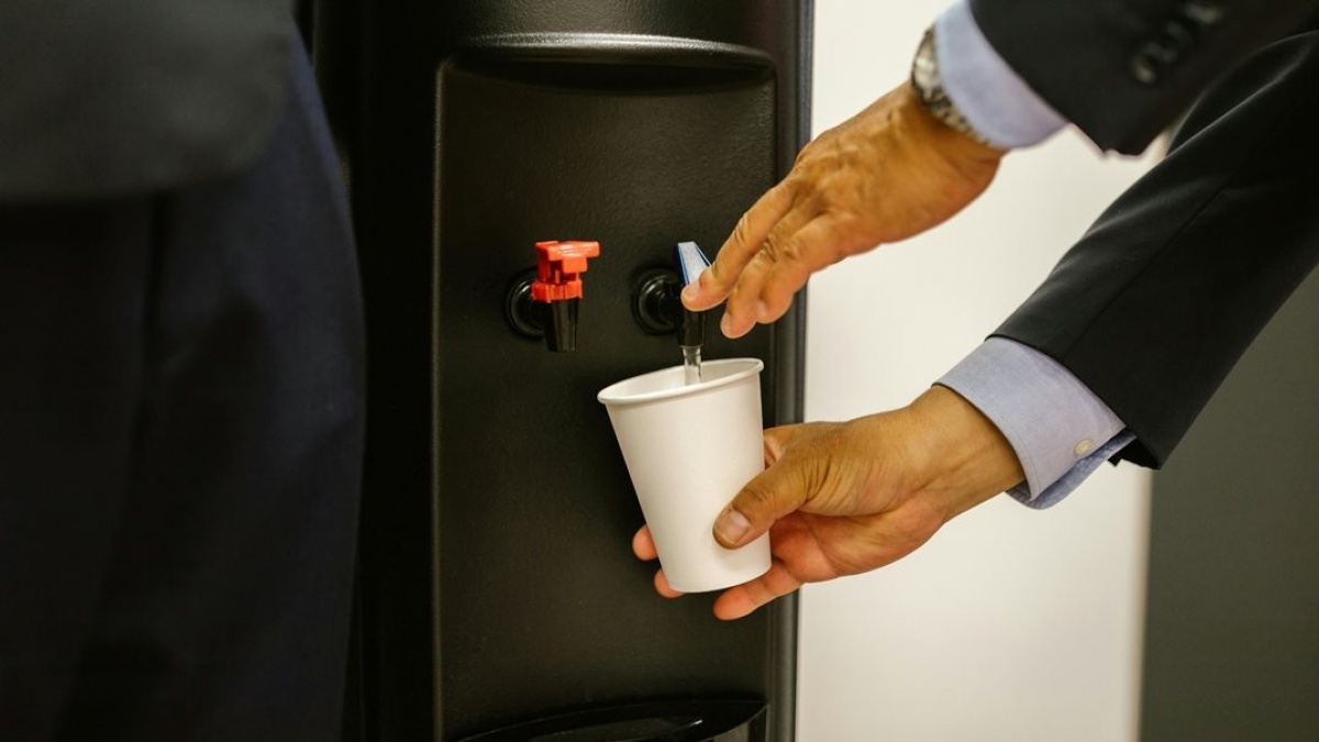 Air Dispenser Bau Plastik? Jangan Panik, Ini Penyebab dan Cara Mengatasinya!