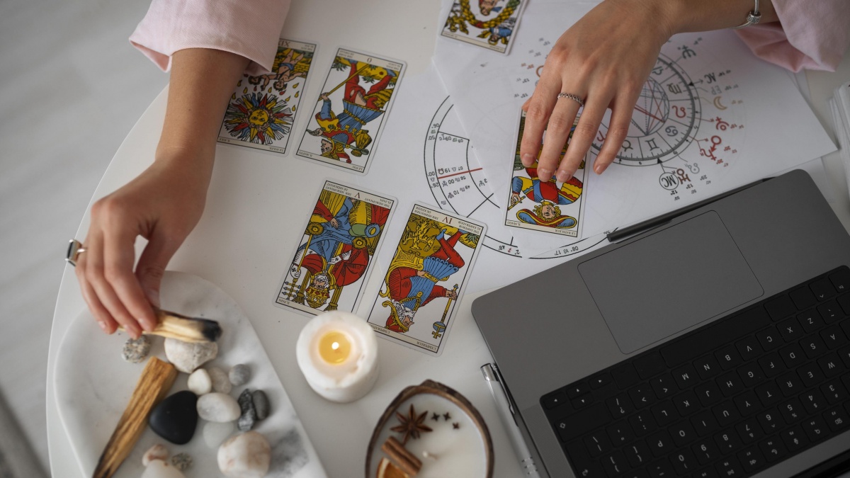 6 Ramalan Tarot Berdasarkan Zodiak, Ada Kabar Baik untuk Kamu!