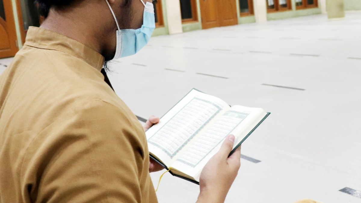 Contoh Khutbah Malam Nuzulul Quran Singkat Tentang Keutamaan Membaca Kitab Suci