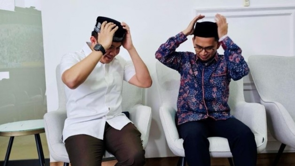 Momen Berkesan Seskab Teddy Indra Wijaya Bertukar Peci dengan Ustadz Adi Hidayat