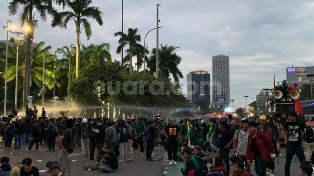 Lagi Buka Puasa dan Dengar Azan, Pendemo Tolak UU TNI di DPR Ditembaki Polisi Pakai Water Cannon