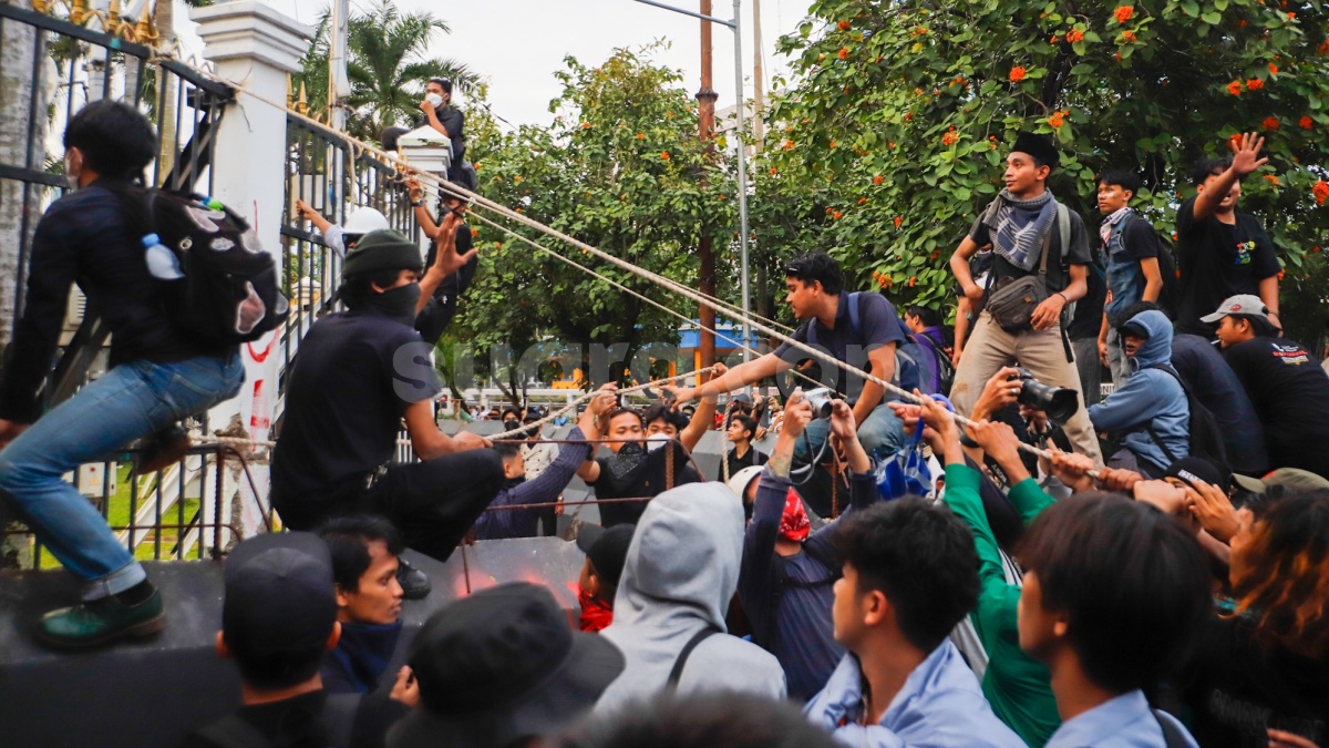 Kembali Digeruduk Massa Tolak UU TNI, Fans JKT48 Ikut Kepung Gedung DPR