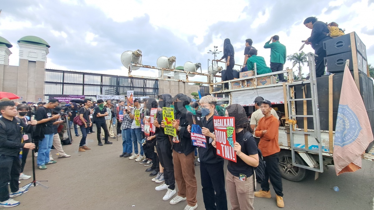 Mahasiswa dan Masyarakat Sipil Mulai Datang ke DPR, Tuntut UU TNI yang Baru Disahkan Dibatalkan