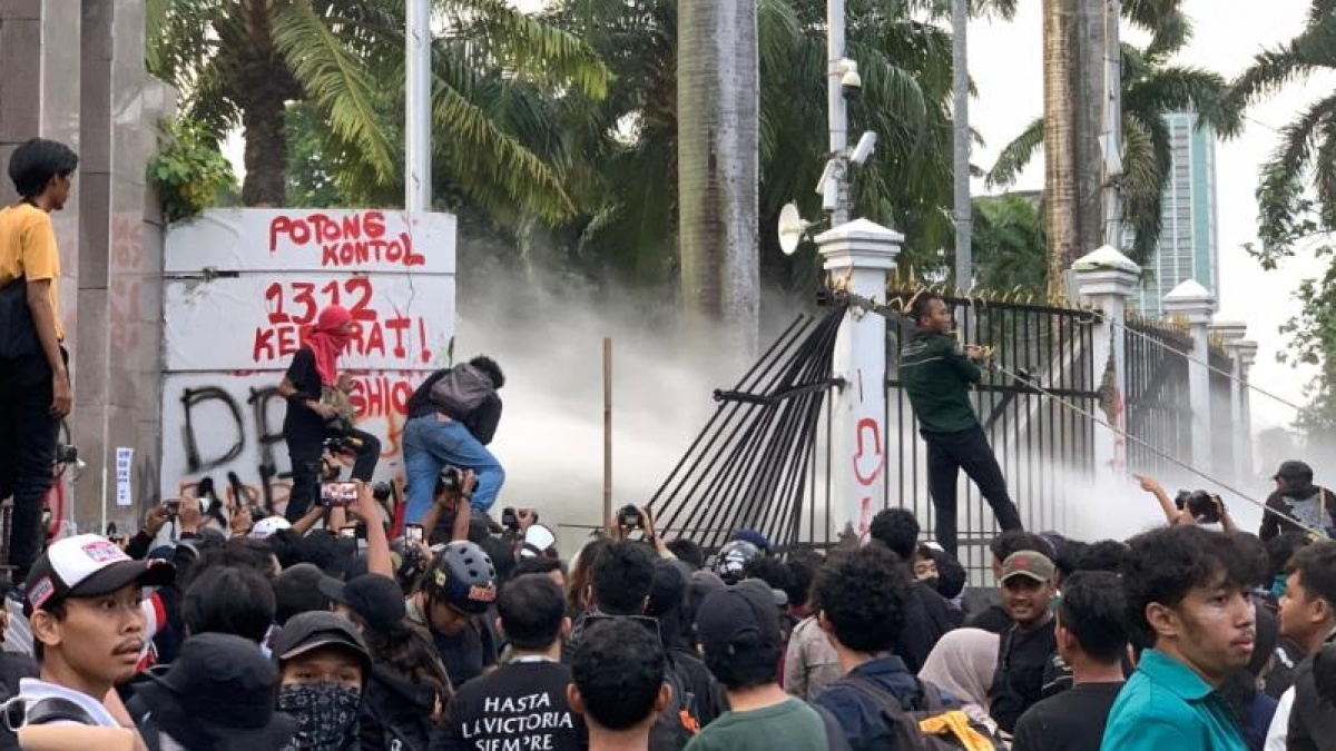 Massa Aksi Tolak UU TNI Berhasil Robohkan Pagar DPR, Polisi Langsung Tembak Water Cannon