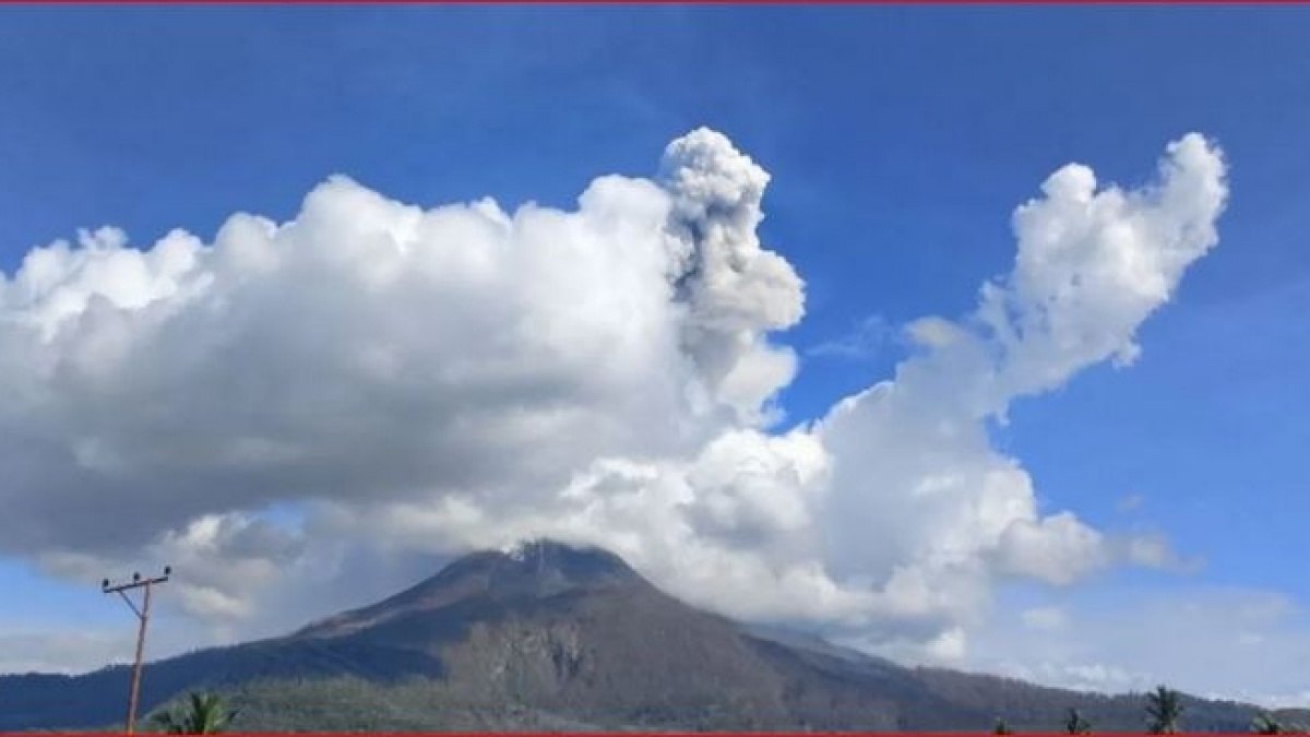 Gunung Lewotobi Laki-laki Erupsi Dua Kali, Intensitas Gempa Meningkat