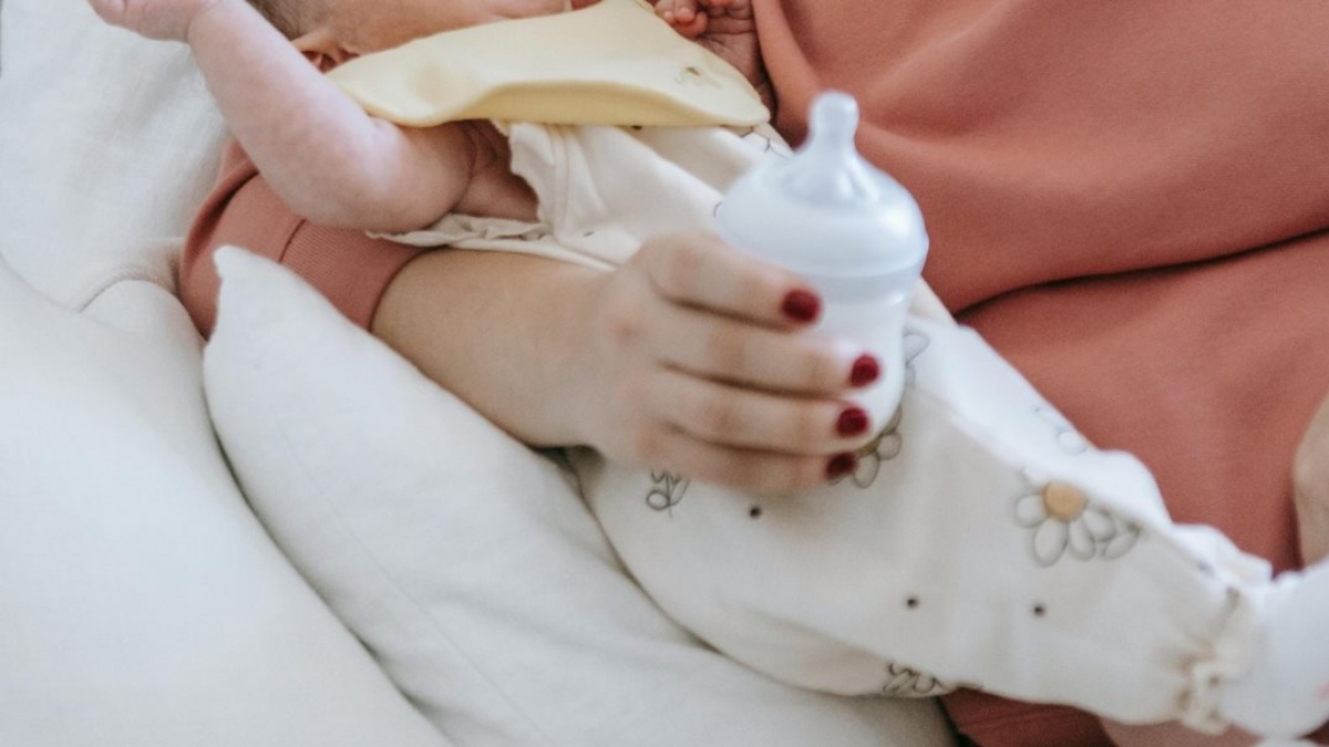 CEK FAKTA: Benarkah ASI Bisa Menggantikan Imunisasi Campak dan Polio?