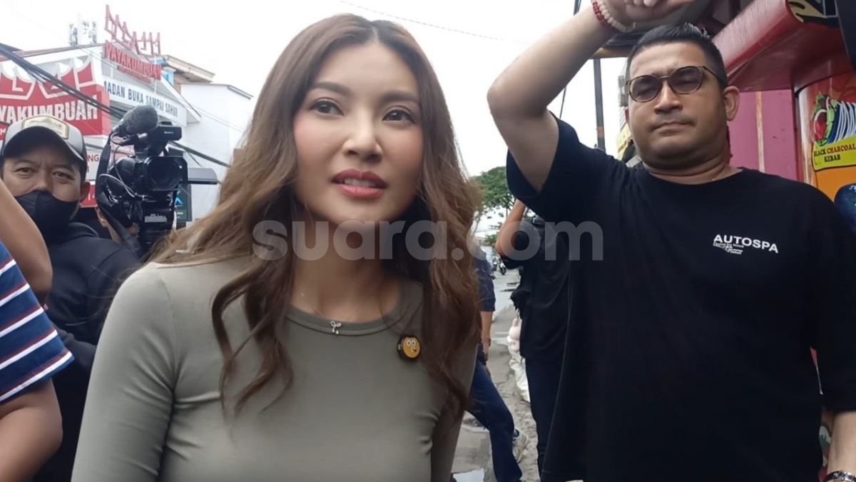 Bagi-Bagi Alat Salat di Jalan, Penampilan Sarwendah Jadi Omongan Ibu-Ibu
