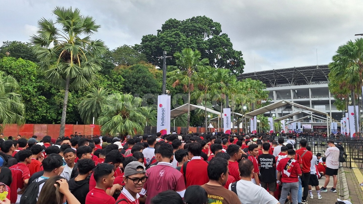 Antrean Mengular Suporter Jelang Kick Off Timnas Indonesia vs Bahrain: GBK Memerah