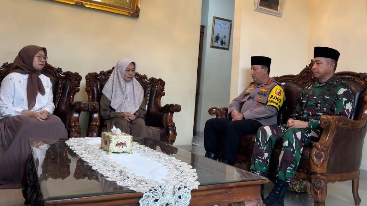 Sepupu Almarhum Briptu Ghalib Dapat Rekpro, Kapolri Janji Usut Tuntas Penembakan 3 Polisi