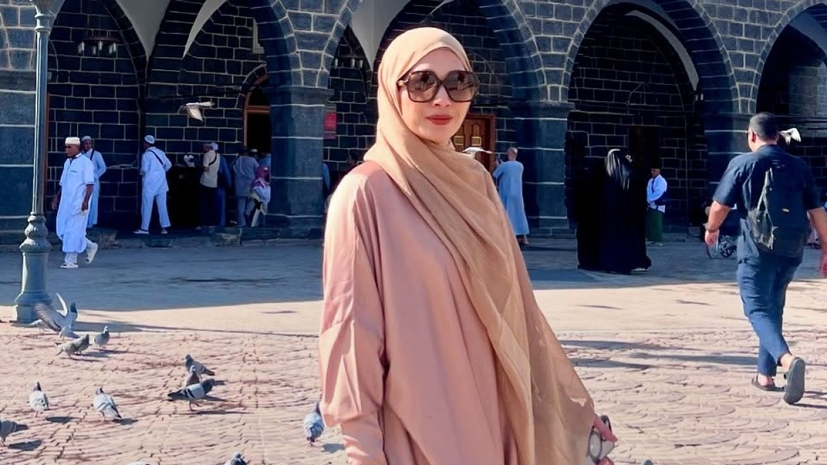Hijrah dari Gemerlap Dunia Hiburan, Tata Janeeta Curhat Ini ke Ustaz Hilman Fauzi
