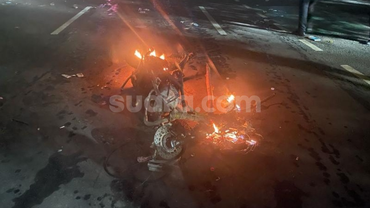 Massa Pendemo Tolak UU TNI di DPR Dipukul Mundur Aparat, Satu Motor Ludes Terbakar!
