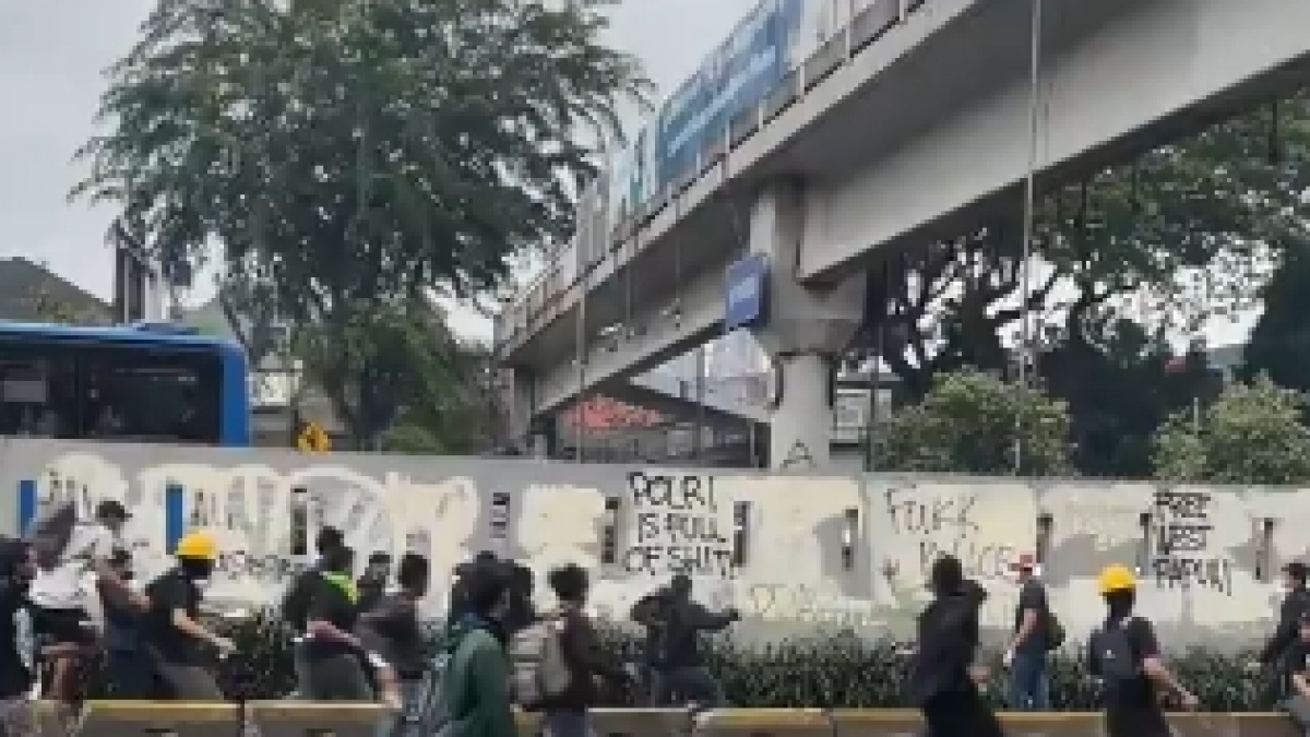 Viral! Kepergok Menyusup Massa Pendemo Tolak UU TNI di DPR, Pria Diduga Intel Keluarkan Pistol